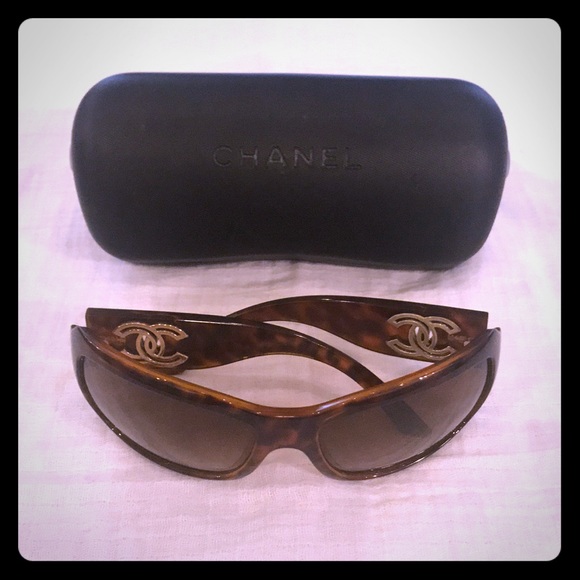 CHANEL Accessories - 💯 % Authentic Chanel Tortoise Shell Sunglasses